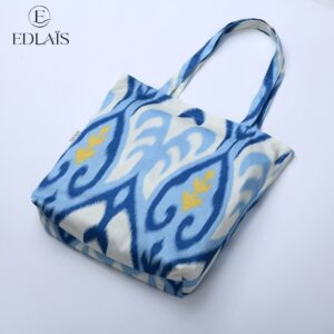 Cabas Édition N°1 – Vue de biais Sac cabas Edlaïs en toile vu de biais motif Ikat bleu et jaune